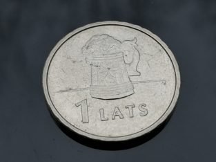 Progine vieno lato moneta 2011 su alaus bokalu