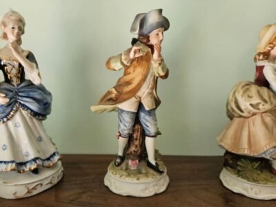 Porcelianinių trijų statulėlių rinkinys. Rokoko stiliaus. Dvi iš Japonijos.